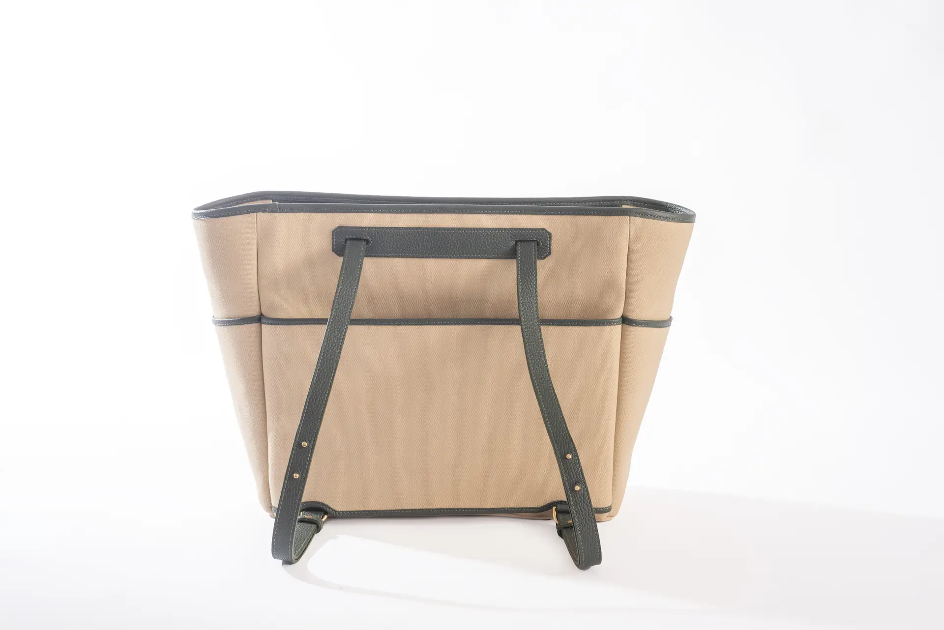 Retro della borsa tote Liber_TO di Lemanì, mostrando il design in tela beige e le cinghie posteriori regolabili in pelle verde scuro, su sfondo bianco. Questa borsa Liber_TO del brand Lemanì è un accessorio funzionale e di tendenza.